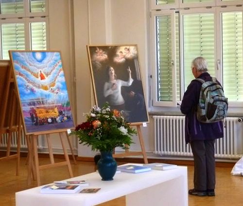 圖：「真善忍國際美展」在瑞士溫特吐（Winterthur）首次舉辦，觀眾仔細觀看作品。