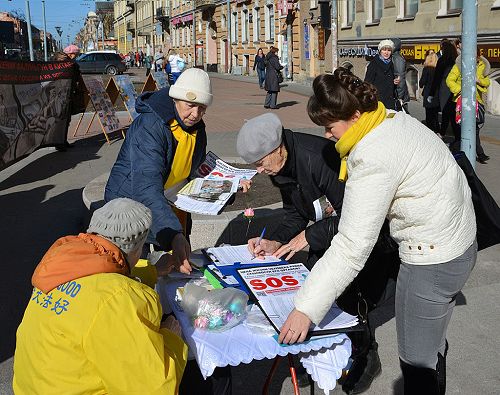 法輪功學員在俄羅斯聖彼得堡涅瓦大街附近講真相徵簽