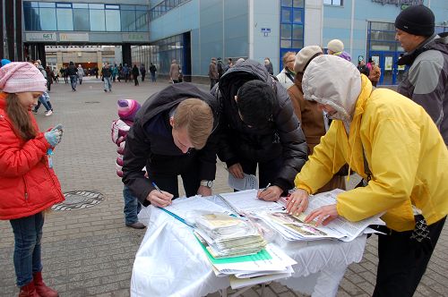 法輪功學員在俄羅斯聖彼得堡庫普齊諾地鐵站附近講真相徵簽