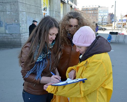 俄羅斯聖彼得堡波羅的海火車站附近，人們簽名支持法輪功反迫害
