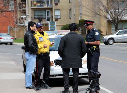 多倫多警察對法輪功學員表示：加拿大有集會自由，我們是來保護你們的。