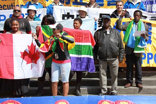圖7：加拿大黑人聯合社團創辦人亞辛Yasin Kiraga （前右一）和一些非洲社團成員在現場演唱歌曲