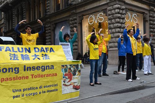 意大利法輪功學員在米蘭市中心集體煉功，紀念「四•二五」法輪功和平上訪十六週年
