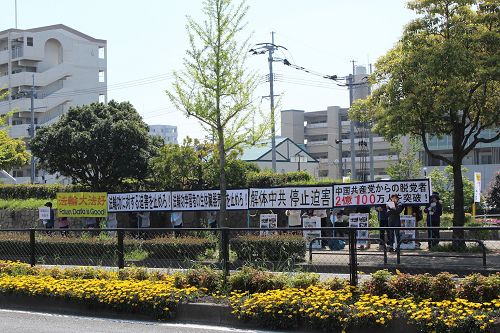 法輪功學員在福岡中領館前呼籲制止迫害