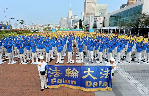 圖7：香港法輪功學員舉行「四•二五」十六週年反迫害活動，最後在中環愛丁堡集合大煉功，場面平靜祥和。