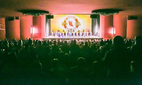 二零一五年四月二十六日下午，神韻世界藝術團在美國首都華盛頓八天十場的演出在肯尼迪藝術中心歌劇院落下帷幕。圖為最後一場觀眾爆滿的盛況。