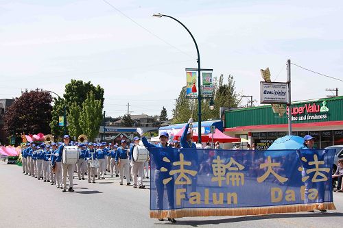 圖1-7：溫哥華法輪功學員參加高貴林港市五月節遊行，受到市民歡迎。