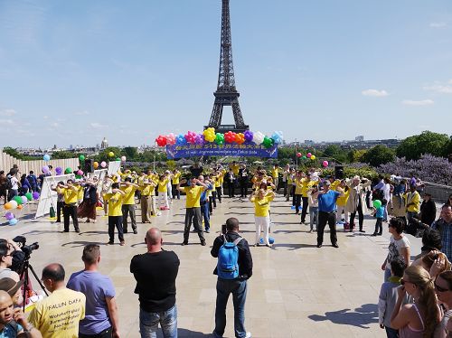 圖2：法國法輪功學員在巴黎埃菲爾鐵塔下的人權廣場表演功法