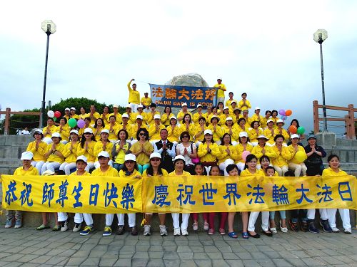 圖1：台東地區部份法輪功學員慶祝「五一三世界法輪大法日」，台東市長張國洲（第二排中）和各界代表前來參加合照，表達祝賀之意。