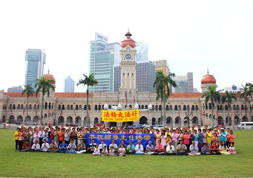 馬來西亞中部和首都吉隆坡法輪功學員在吉隆坡獨立廣場恭祝師尊生日快樂！