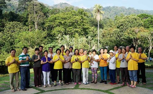 馬來西亞檳城和雙溪大年法輪功學員在檳城植物園煉功點恭祝師尊生日快樂！