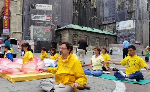 奧地利法輪功學員於首都維也納史蒂芬大教堂廣場前集體煉功