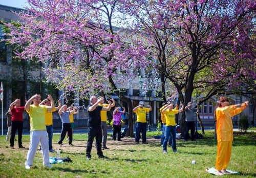 保加利亞法輪功學員在公園裏集體煉功