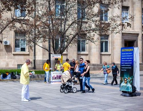 保加利亞法輪功學員在圖書館門口傳播真相