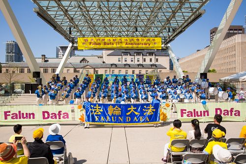 二零一五年五月十七日，多倫多法輪功學員在市政廣場慶祝法輪大法傳世二十三週年。