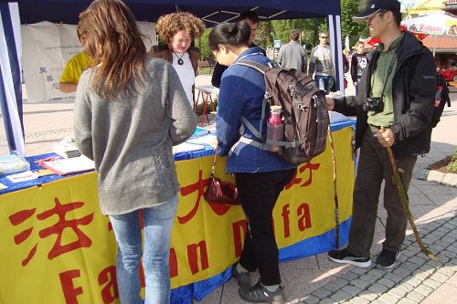 華人簽名支持法輪功反迫害
