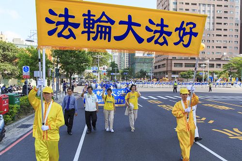 二零一五年五月二日下午，來自南台灣的二千多名法輪功學員於高雄市舉辦聲援二億人退黨遊行。
