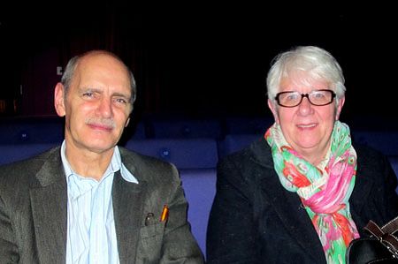 圖4：曼徹斯特朗敦學院（Langdon College）校長克里斯托弗•梅赫（Christopher Mayho）先生和太太一起觀看了四月一日在洛瑞劇院的神韻演出。