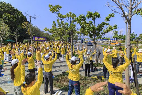 慶祝五一三活動從早上八點半開始，約千名高雄法輪功學員聚集西子灣，展示祥和優美功法，向來往的台灣及大陸遊客展示法輪功的美好。