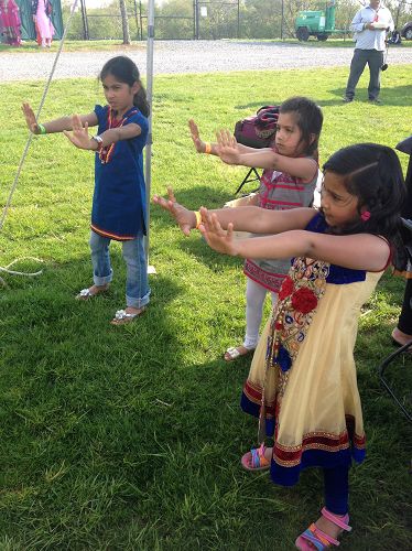 三個印度族裔的小女孩認真的學煉第一套功法
