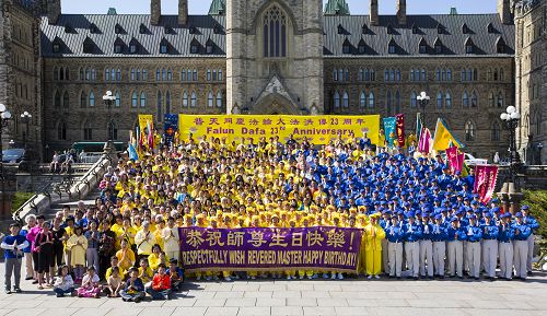 法輪功學員在加拿大國會山前舉行慶典，慶祝法輪大法弘傳世界二十三週年。