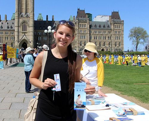 來自魁北克的Cloe是在渥太華上大學的學生，主動來到展位前要求簽名反迫害。