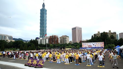圖1-3：台北千名法輪大法學員，五月三日在國父紀念館前廣場舉辦「慶祝五一三世界法輪大法日」活動，法輪功學員進行功法表演。