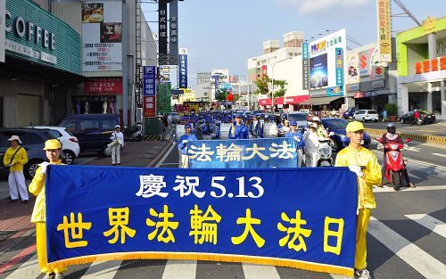 台南部份法輪功學員遊行「慶祝513世界法輪大法日」，活動吸引了眾多民眾放慢腳步，停下來了解真相。