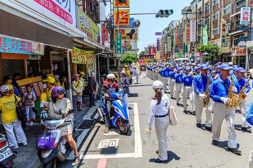 台南部份法輪功學員遊行慶祝世界法輪大法日，慶祝活動由陣容龐大的天國樂團前導，吸引了很多民眾夾道歡迎。