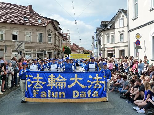 法輪功學員參加德國中北部城市比勒費爾德（Bielefeld）文化嘉年華大遊行