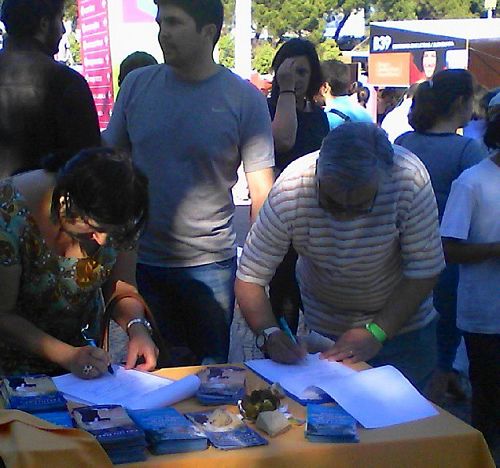 5月31日在書市上很多人前來徵簽反對活摘