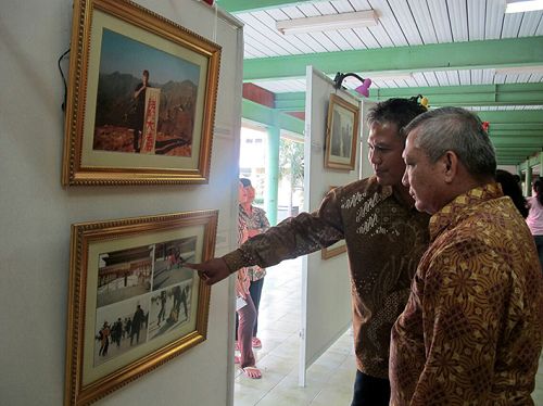 印尼法輪功佛學會會長嘎多•馬查理先生在講解圖片