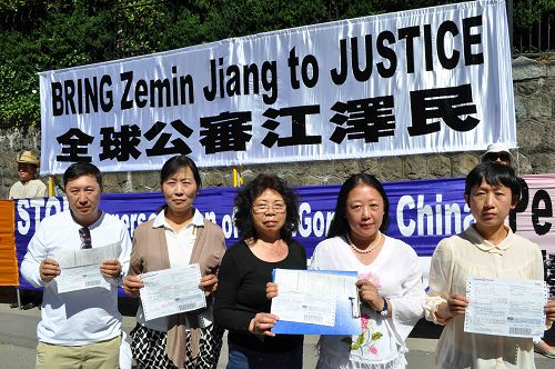 圖4：部份溫哥華法輪功學員將訴狀郵遞到中國大陸最高檢察院和最高法院，控告迫害元凶江澤民。圖為法輪功學員展示訴狀快遞單。