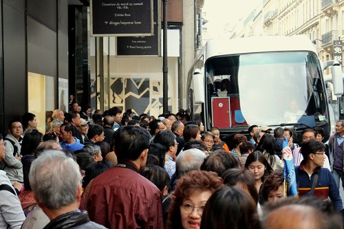 圖1：文章刊登照片，每天一撥接一撥來巴黎奢侈品店Galeries Lafayette購物的數百上千中國大陸旅遊者。