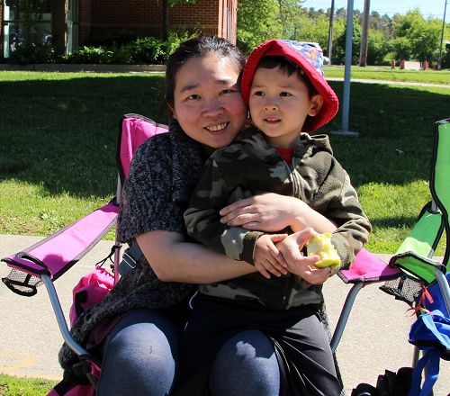 台灣的張太太帶著兒子Arthur觀看遊行，兒子遠遠看到「法輪大法」的橫幅，就興奮的抓住媽媽說：「媽媽快看，法輪功來了。」