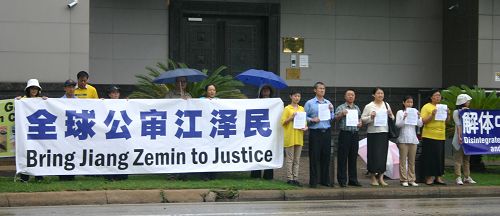 曾在中國大陸受迫害的法輪功學員展示對迫害元凶江澤民的控告書