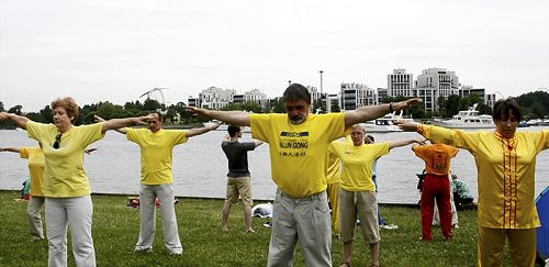 俄羅斯法輪功學員在「YogArt」節上演示法輪功功法。