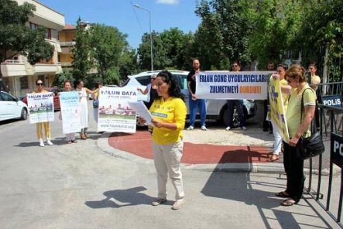 圖5：法輪功學員代表在中使館前宣讀抗議書