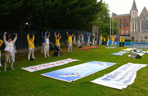 圖1：在都柏林著名的紀念花園前面，法輪功學員於遊行前，舉行了集體煉功。
