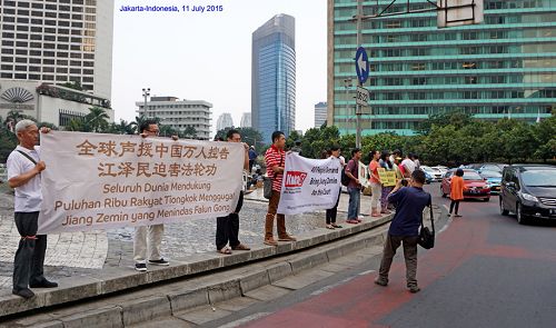 法輪功學員在印尼首都雅加達舉辦活動，聲援中國民眾控告江澤民