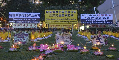 圖3：新加坡法輪功學員舉行燭光夜悼，悼念被中共迫害致死的中國大陸法輪功學員。