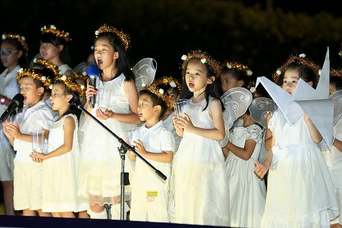 圖6：三十位法輪功的小學員上台合唱歌曲「秋雨」 。
