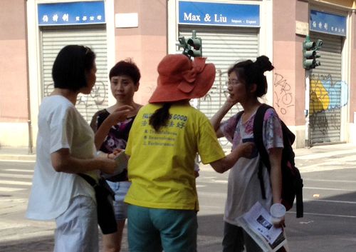 圖6：意大利學員正在華人街向過往的華人傳遞兩億中國勇士退出中共，以及八萬人控告迫害元凶江澤民的真相，呼喚民眾良知覺醒。