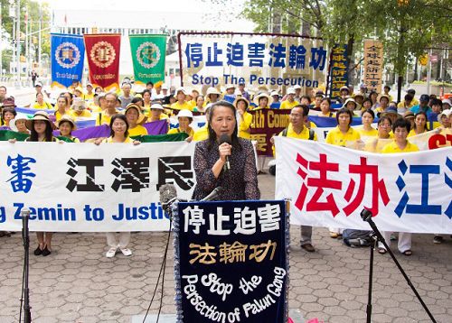 圖2：活動組織者易蓉女士在集會上指出，法辦江澤民是民心所向。