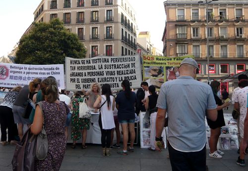 圖4-7：西班牙法輪功學員在馬德裏市中心聲援全球訴江大潮