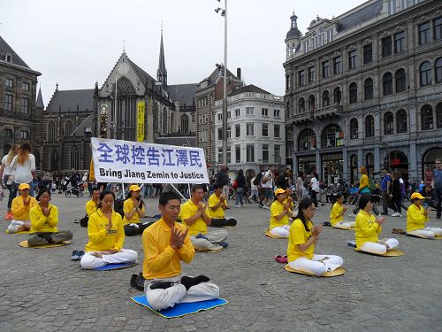 圖1：「七•二零」周年，荷蘭學員在首都阿姆斯特丹達姆廣場傳播真相，呼籲制止迫害。