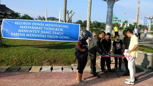 圖1-2：印尼巴淡島法輪功學員在公園裏徵簽反迫害，聲援訴江