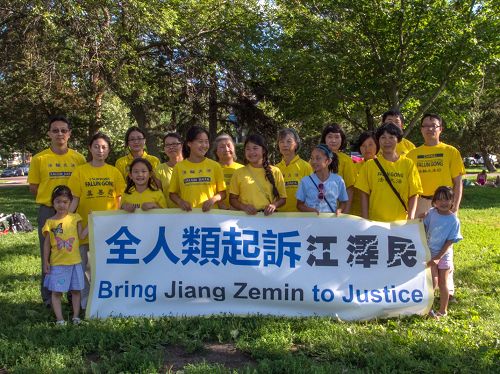 圖：明州法輪功學員聲援中國民眾控告迫害元凶江澤民