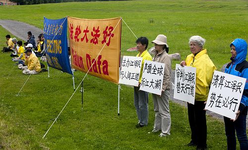 法輪功學員在中國駐瑞典使館前舉行集會，聲援數萬中國民眾控告中共首惡江澤民。