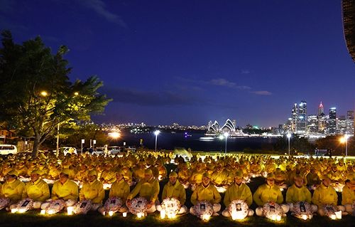 Vigil：悉尼法輪功學員在悉尼北岸著名的風景點Milsons Point的Bradfield Park舉 行了燭光悼念紀念七・二零反迫害十六週年活動